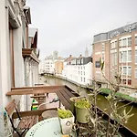 Grand Waterfront With Private Terrace On The Leie Canal شقة